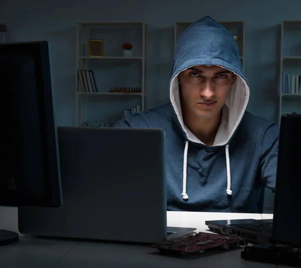 Hacker hacker computador à noite — Fotografia de Stock