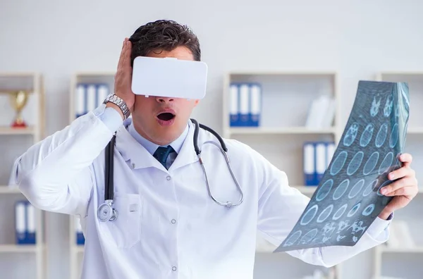 Νεαρός γιατρός που εξετάζει μαγνητική τομογραφία μέσω γυαλιών εικονικής πραγματικότητας — Φωτογραφία Αρχείου