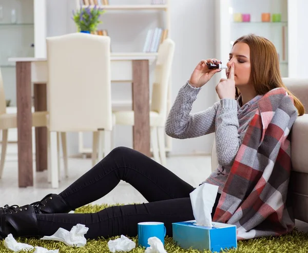 Mujer enferma que sufre de gripe en casa — Foto de Stock