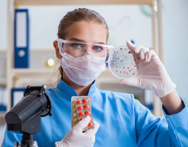 Kvinnlig forskare som utför ett experiment i ett laboratorium — Stockfoto