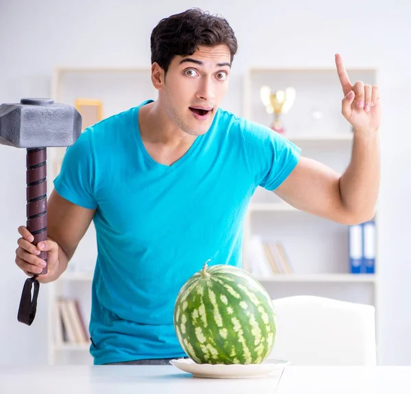 Homem comendo melancia em casa — Fotografia de Stock
