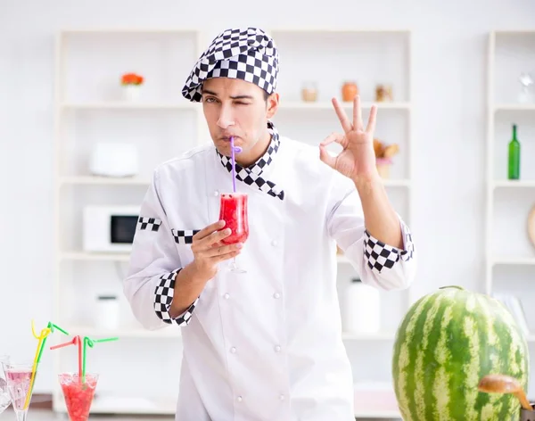 Cozinheiro masculino com melancia na cozinha — Fotografia de Stock