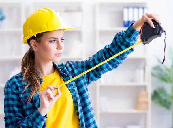 Mujer en taller con cinta métrica — Foto de Stock