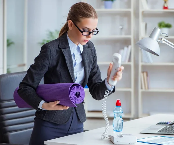 Junge Unternehmerin mit gesundem Lebensstil-Konzept — Stockfoto