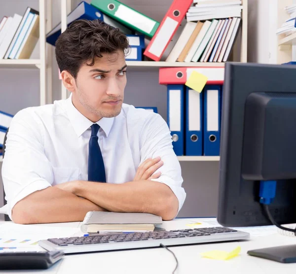 Empresario trabajando en la oficina con montones de libros y papeles — Foto de Stock