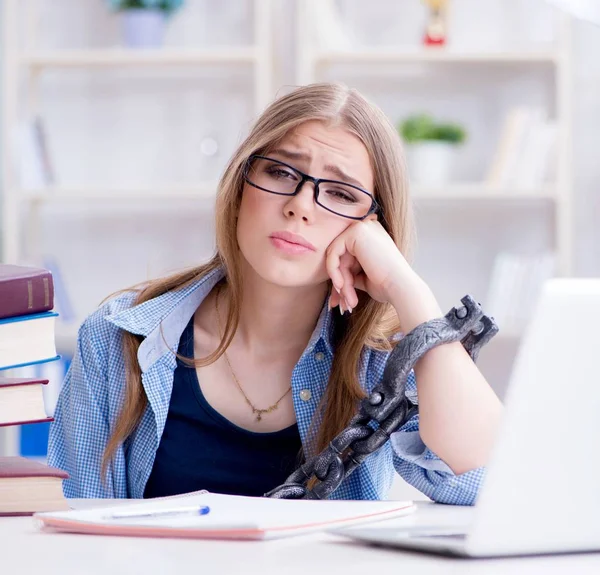 Jonge tiener vrouwelijke student voorbereiding voor examens thuis — Stockfoto