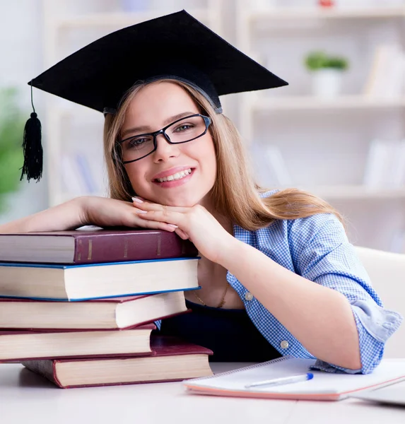 Jonge tiener vrouwelijke student voorbereiding voor examens thuis — Stockfoto