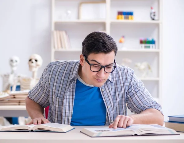 Medical student preparing for exams — Stock Photo, Image