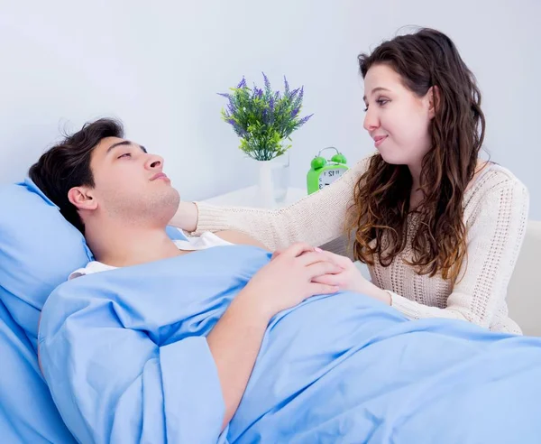 Mulher visitando marido doente no quarto do hospital — Fotografia de Stock