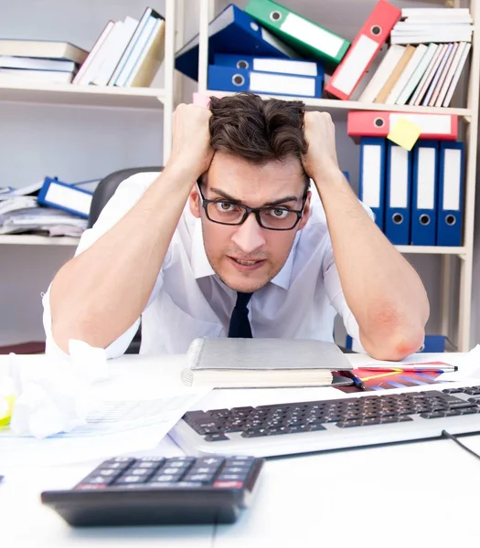 O homem de negócios irritado e assustador no escritório — Fotografia de Stock