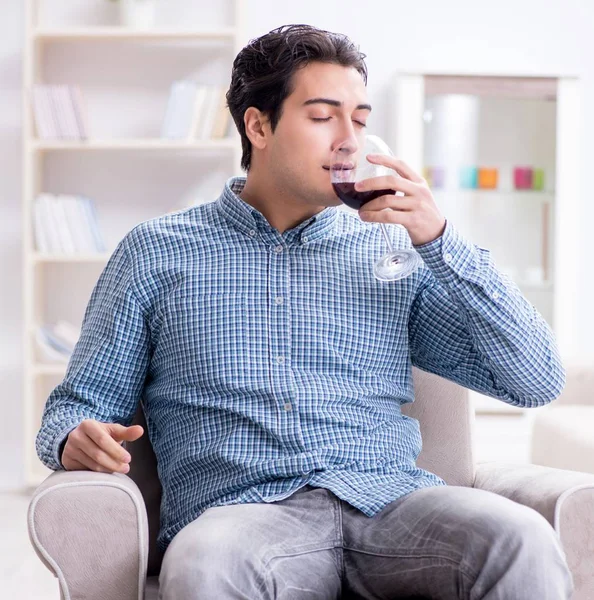 Νεαρός πίνει κρασί στο σπίτι. — Φωτογραφία Αρχείου