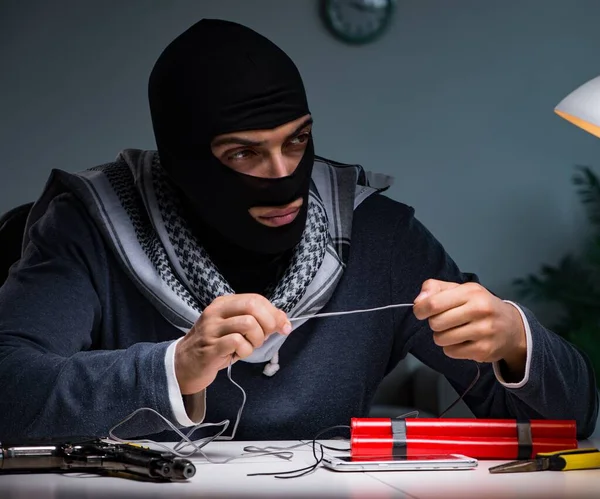 Terrorist bereitet Sprengstoffbombe vor — Stockfoto