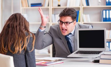 İş adamıyla iş kadını arasındaki iş görüşmesi