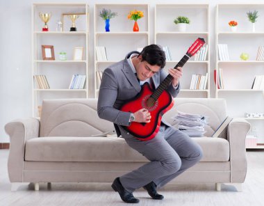 İş adamı tatile gidişini kutluyor