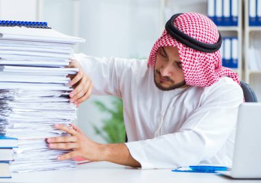 Ofiste çalışan Arap işadamı bir Pi ile evrak işi yapıyor.