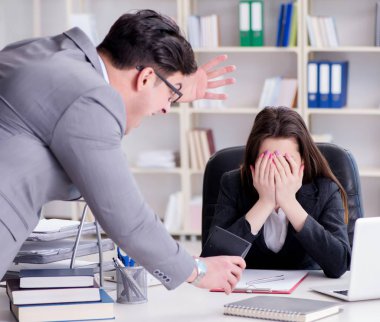 Kadın ve erkek arasındaki ofis anlaşmazlığı