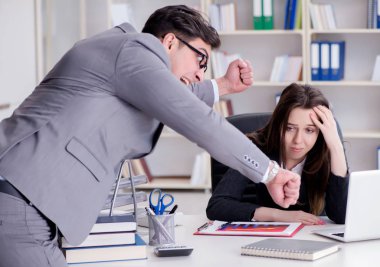 Kadın ve erkek arasındaki ofis anlaşmazlığı