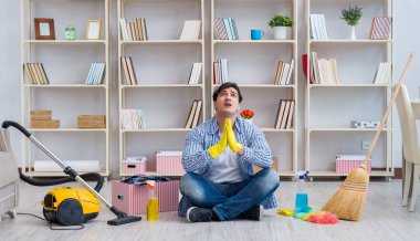 Adam evi temizliyor.