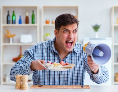 Hoparlörlü koca karısına bağırıyor.