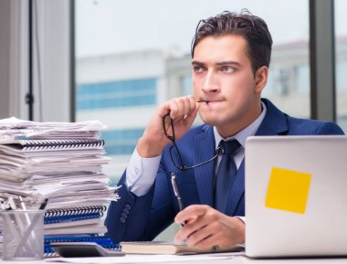 İşkolik işadamı ofiste çok fazla çalışıyor.