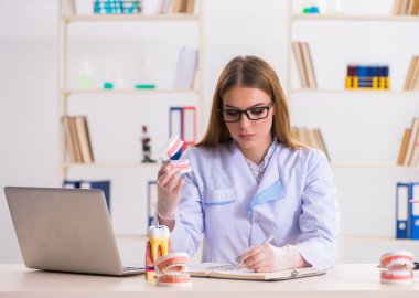 Diş hekimliği öğrencisi sınıfta pratik yapıyor.