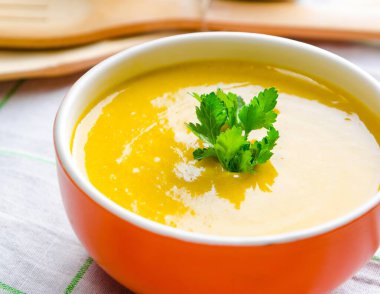 Masada servis edilen kabak çorbası.