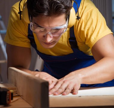 Ahşap işçiliği konseptinde tamir atölyesinde çalışan işçi