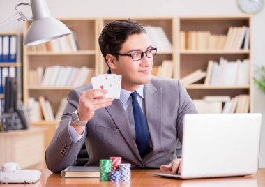 İşadamı işte kumar oynuyor.