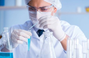 Bir laboratuarda deney yapan kadın bir bilim adamı.