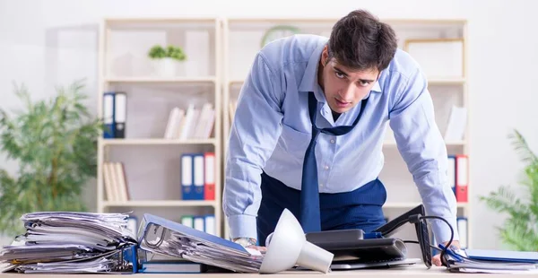 Uomo d'affari arrabbiato frustrato con troppo lavoro — Foto Stock