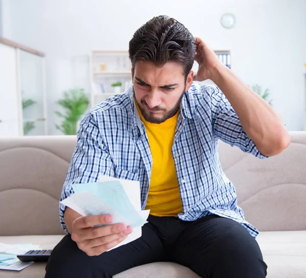 Man boos op rekeningen die hij moet betalen — Stockfoto