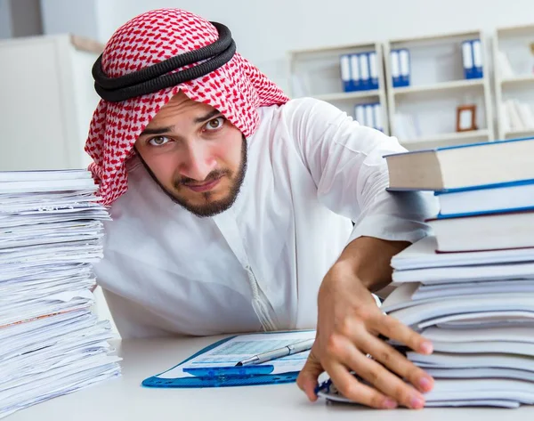 아랍 사업가가 사무실에서 파이와 함께 서류 작업을 하고 있습니다. — 스톡 사진