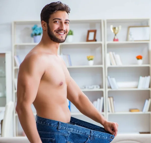 Mann in übergroßer Hose im Gewichtsverlust-Konzept — Stockfoto