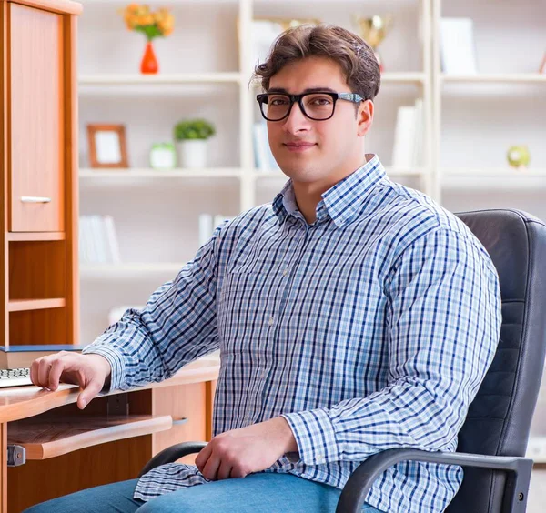 Joven estudiante en la mesa de computadoras — Foto de Stock