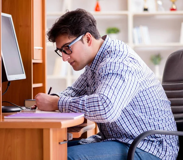 Bilgisayar masasında genç bir öğrenci — Stok fotoğraf