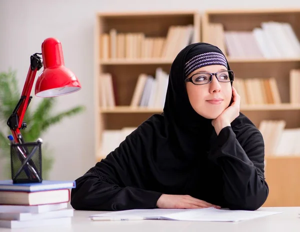 Chica musulmana en hiyab estudiando preparación para los exámenes — Foto de Stock