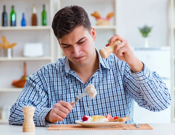 Hombre comiendo comida insípida en casa para el almuerzo — Foto de Stock