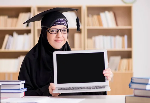 Chica musulmana en hiyab estudiando preparación para los exámenes —  Fotos de Stock