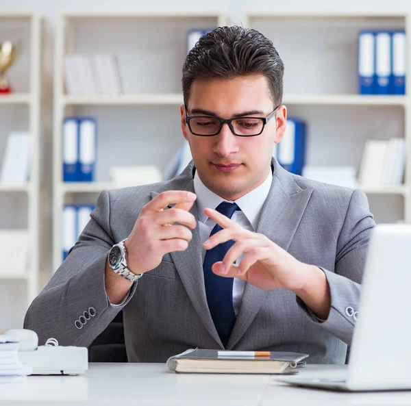 Empresário fumando no escritório no trabalho — Fotografia de Stock