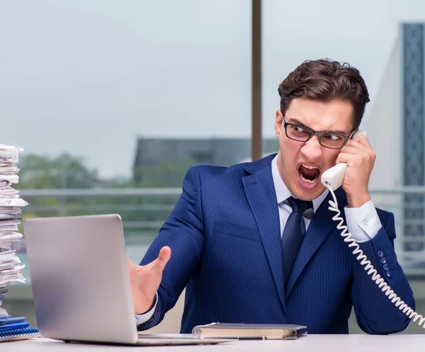 Angry call center empregado gritando com o cliente — Fotografia de Stock