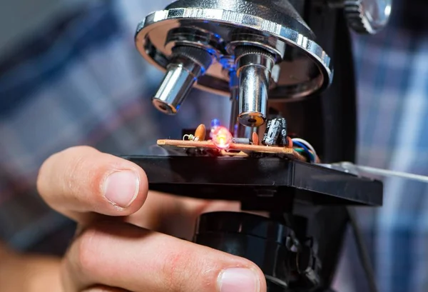 Il riparatore che prova a riparare il computer portatile con microscopio — Foto Stock