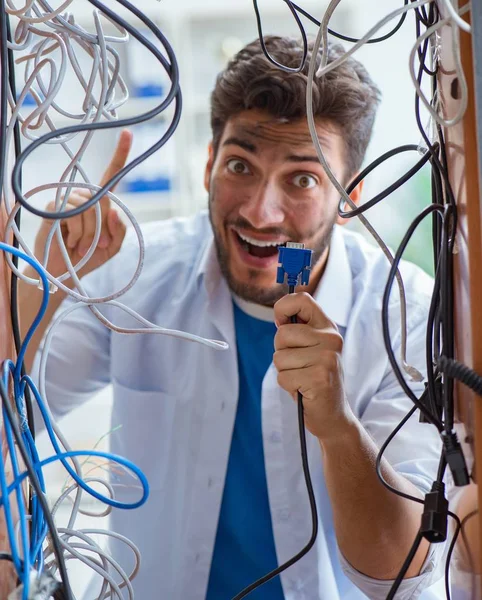 Elektriker versucht, Drähte in Reparaturkonzept zu entwirren — Stockfoto