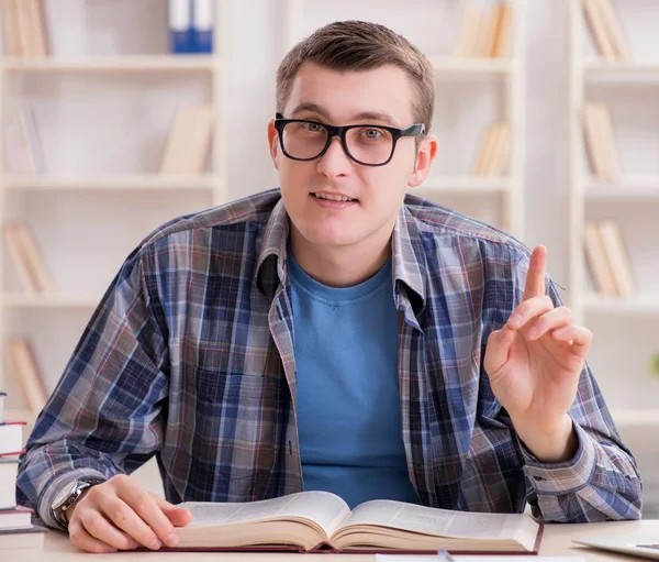 Jeune étudiant étudiant sur Internet dans le concept de télé-apprentissage — Photo