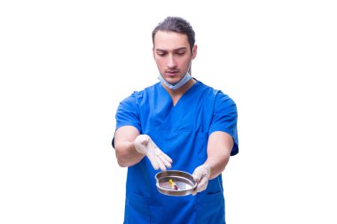 Beyaz şırıngalı genç ve yakışıklı doktor.