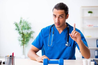Genç erkek doktor spor ve diyet konsepti