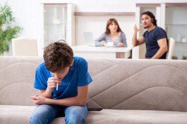 Genç bir çocuk ve ailesiyle sigara içme kavramı