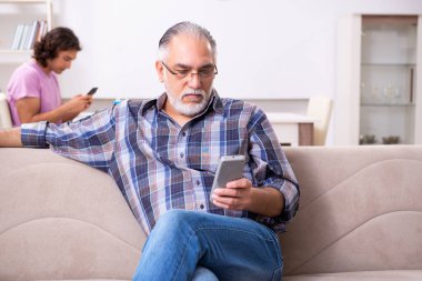 Genç öğrenci ve yaşlı büyükbabası evde.