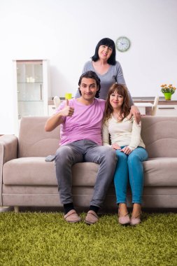 Aile sorunları konseptinde genç aile ve kayınvalide