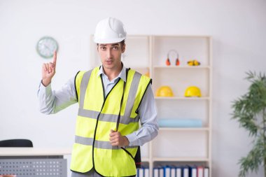 Ofiste çalışan genç erkek mimar.