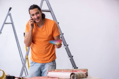 Genç adam müteahhit evde yenileme yapıyor